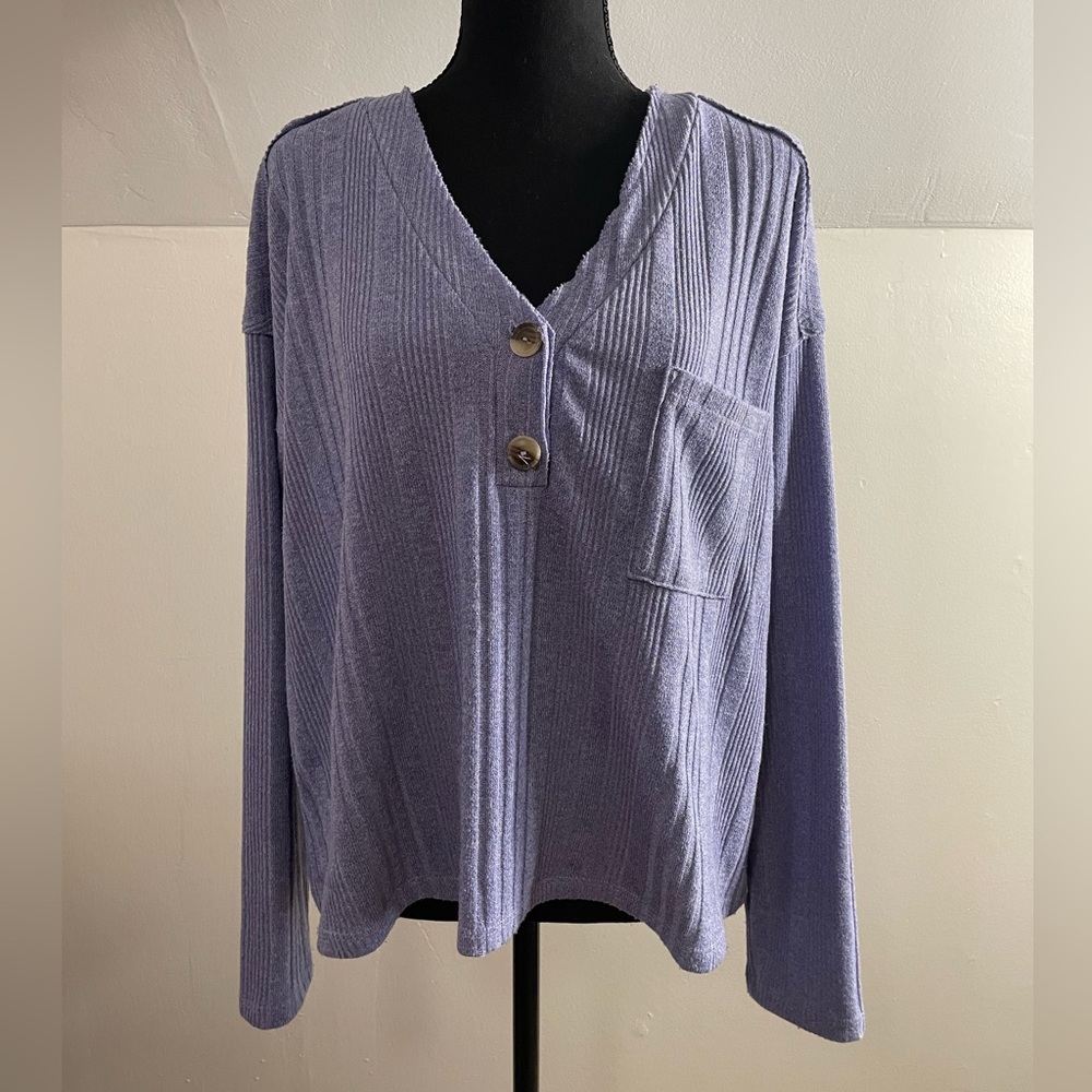 Violet lush sweater top. Size XL. ￼